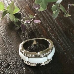 Banana Republic Cocktail Ring White and Silver with Rhinestones size 7.5